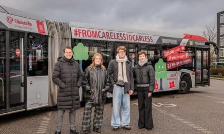 Von Studierenden der AMD gestalteter Bus geht an den Start