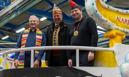 Narrencollegiums Rosenmontagswagen erhält kirchlichen Segen für den großen Umzug