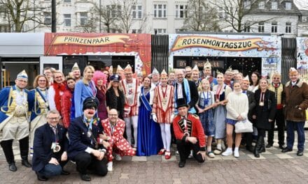 Närrische Straßenbahnfahrt begeistert erneut: Prinz Uwe I. und Venetia Melanie an Bord!