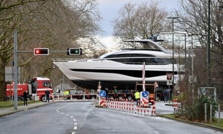 Kran “Big Willi” holt die Luxusyachten für die “boot” aus dem Wasser