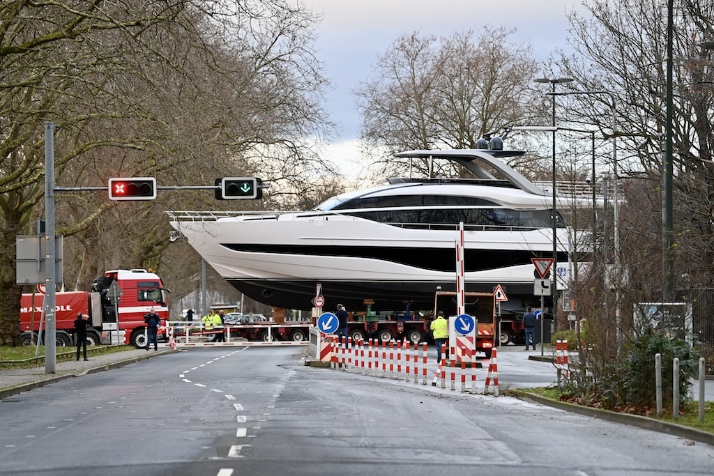 Kran "Big Willi" holt die Luxusyachten für die "boot" aus dem Wasser Lokalbüro Düsseldorf