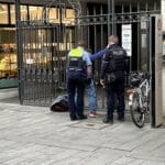 Streit unter Obdachlosen eskaliert in Düsseldorfer Stadtmitte – Zwei Männer schwer verletzt