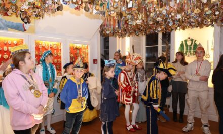 Düsseldorfer Kinderprinzenpaare erkunden die karnevalistischen Schätze im Haus des Frohsinns