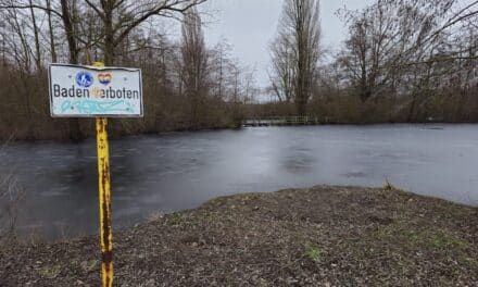 Falsches Schild aufgestellt? Düsseldorfer Stadtverwirrung am Südpark-Deichsee!