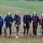 Bürgermeister Hinkel und Vorstand der IKB pflanzten neue Bäume am Rande des Rotthäuser Bachtals