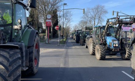 Demonstrationsgeschehen in der Landeshauptstadt — Korso mit rund 500 Fahrzeugen von der Messe durch den Düsseldorfer Norden und die Innenstadt