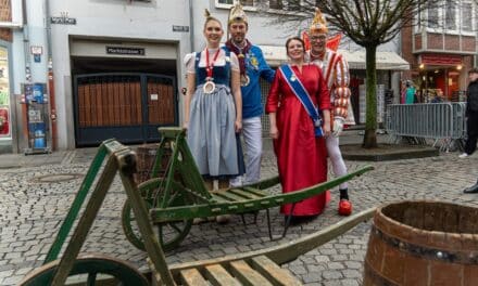 Vorbereitungen für das Tonnenrennen in Düsseldorf-Niederkassel im vollen Gange