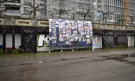 Neue Protest-Wand am Rheinufer in Düsseldorf