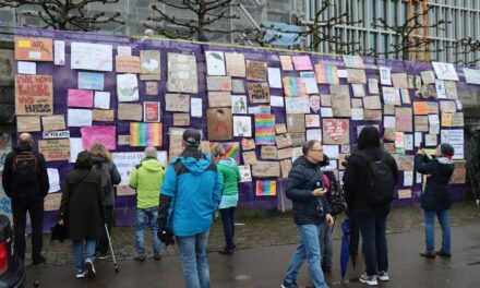 Protestplakate am Rheinufer: OSD entsorgt Kunstwerke trotz Genehmigung
