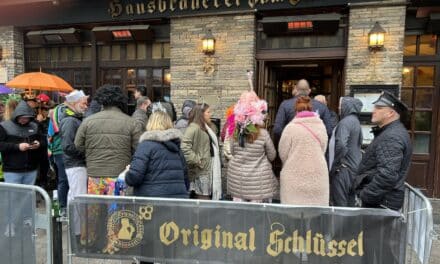 Karneval in Düsseldorf: Möhnen stürmen das Rathaus und feiern ausgelassen