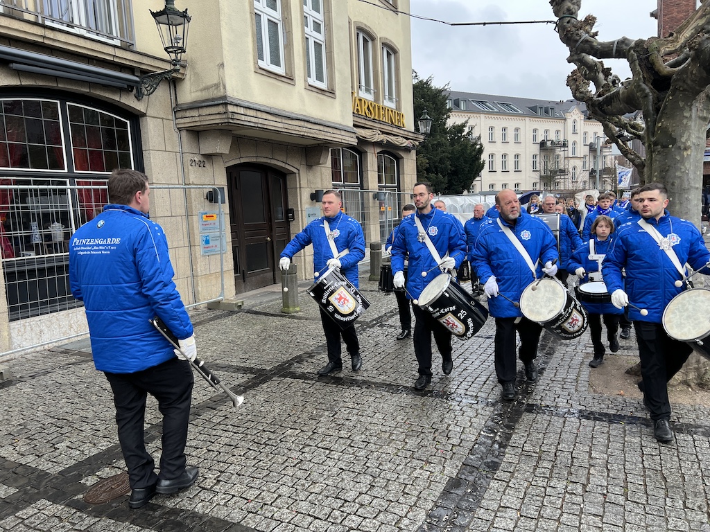 Blau Weiss in der Altstadt unterwegs Foto: LOKALBÜRO