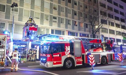 Ausgedehntes Feuer in einem Keller forderte Einsatz der Feuerwehr — mehrere Personen gerettet