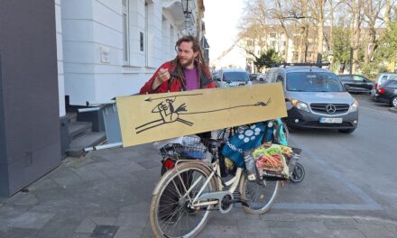 Spanischer Street-Art-Künstler “Art Is Trash” bringt Düsseldorf zum Lächeln
