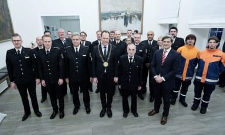 Ehrenamtliche Feuerwehrleute im Rathaus ausgezeichnet