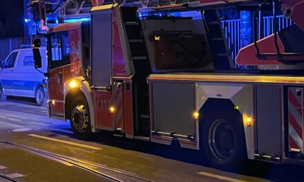 Nächtlicher Küchenbrand in Düsseldorf-Oberbilk: Fünf Personen ins Krankenhaus transportiert