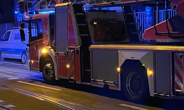 Feuer im Hochhaus – Feuerwehr verhindert Ausbreitung des Brandes