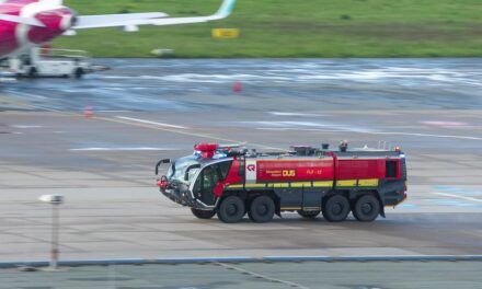 Feuerwehreinsatz am Flughafen Düsseldorf: Qatar Airways Dreamliner kehrt aufgrund technischen Problems zurück