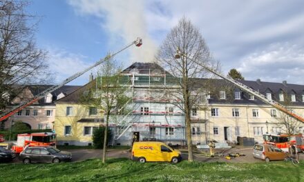 Großbrand in Düsseldorfer Mehrfamilienhaus fordert Feuerwehreinsatz