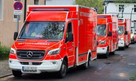 Schwerer Verkehrsunfall in Düsseldorf: Eine Person eingeklemmt, drei Verletzte