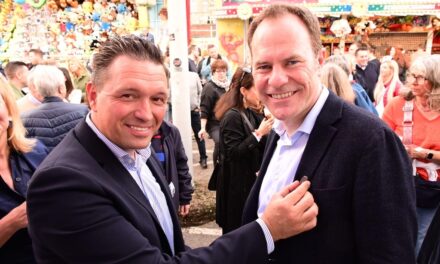 Oberbürgermeister Dr. Stephan Keller mit Goldener Freundschaftsnadel des Schaustellerverbandes ausgezeichnet