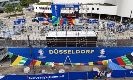 Aufbau der ersten Fan Zone in Düsseldorf am Schauspielhaus läuft