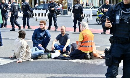 “Letzte Generation blockiert Kö-Brücke: Friedlicher Protest in Düsseldorf”