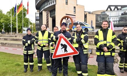 Mahnwache vor dem Landtag: Feuerwehren protestieren gegen geplante Anhebung der Altersgrenze