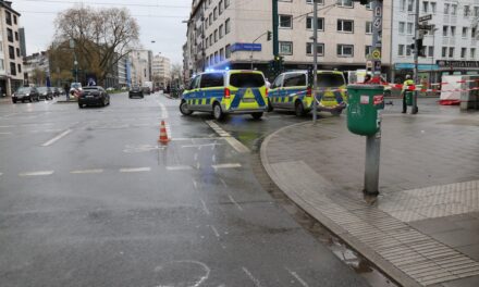 Schwerer Verkehrsunfall in Stadtmitte — E‑Scooter-Fahrerin stirbt an Unfallstelle