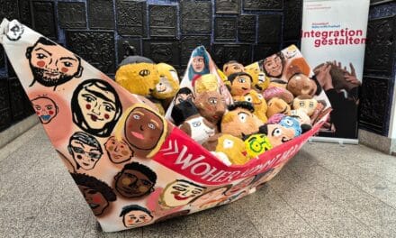 Ausstellung im Rathaus: “100 Boote — 100 Millionen Menschen”