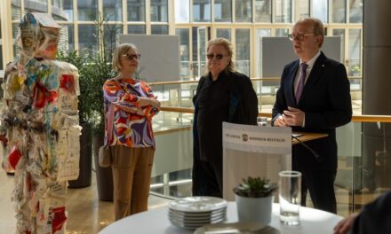 Skulptur aus Gesetzen: Landtag übernimmt Kunstwerk von HA Schult