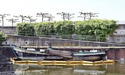“Bewegung bei der Entsorgung des Aalschokkers: Verlegung an die Hafenmauer heute vollzogen”