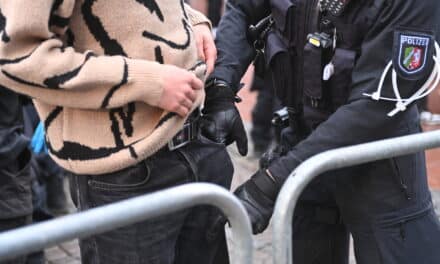 Altstadt: Konsequente Kontrollen der Waffenverbotszone am Wochenende