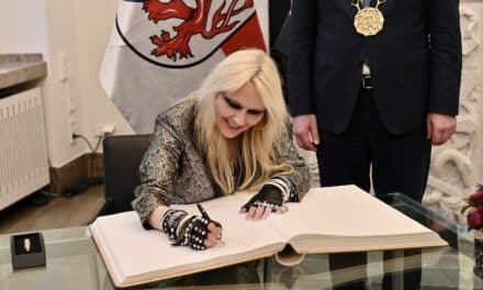 „Queen of Metal” Doro Pesch: Eintrag ins Goldene Buch der Stadt
