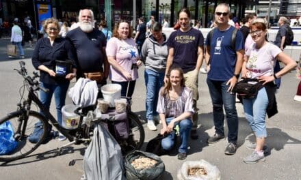 RhineCleanUp sammelt in Düsseldorf über 150.000 Zigarettenkippen ein