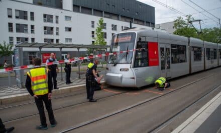 81-Jähriger von Straßenbahn erfasst: Lebensgefahr besteht