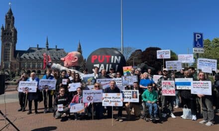 Aktivisten stellen Putin-Figur vor Europäischem Gerichtshof in Den Haag auf: “Knast statt Kreml”