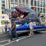 “Hunderte marschieren in Düsseldorf: Maifeier mit politischen Botschaften und Störungen”