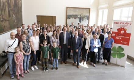 Feierliche Spendenübergabe im Rathaus