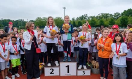 Bürgermeisterin Klaudia Zepuntke zeichnet Kinder beim Petit Départ in Holthausen aus