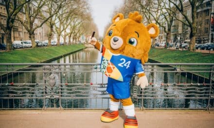 EURO 2024-Maskottchen Albärt auf Tour in der Host City Düsseldorf