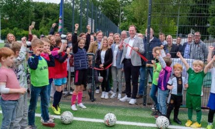 Oberbürgermeister Dr. Stephan Keller eröffnet neuen Kunstrasenplatz auf der Bezirkssportanlage in Angermund