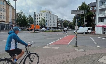Radwege an Ampelkreuzungen jetzt rot markiert