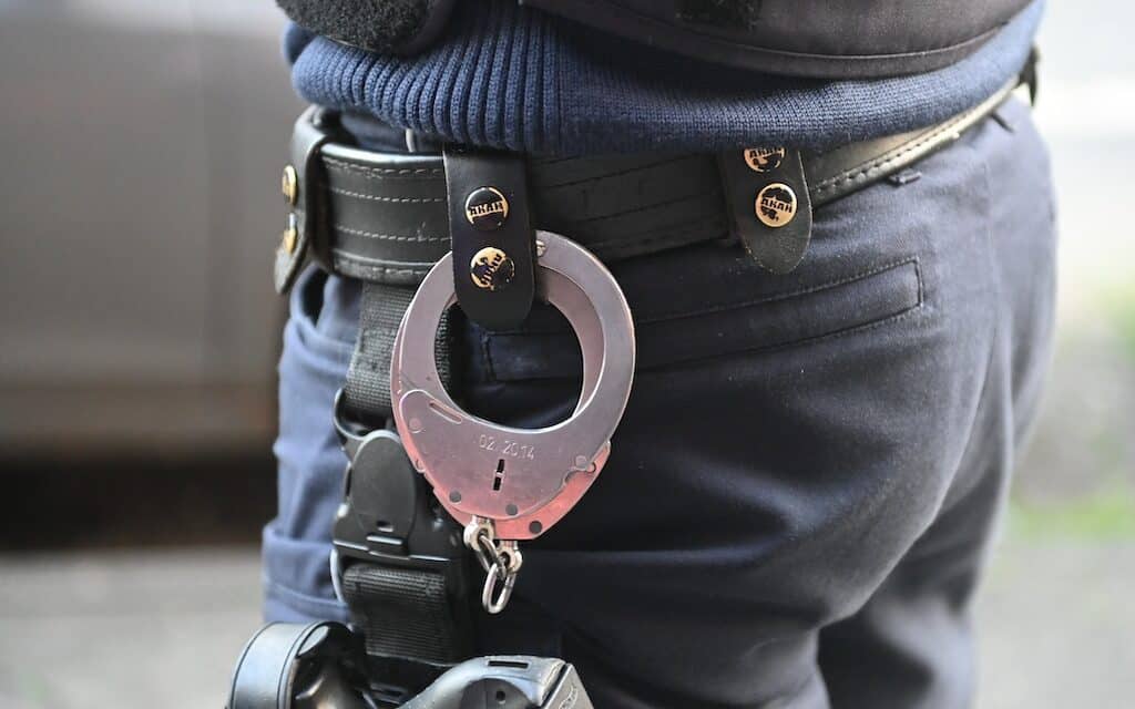 Raubüberfall mit Schusswaffe am Parlamentsufer – Hochwertige Uhr im sechsstelligen Wert gestohlen