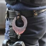 Diebstahl in Niederkassel: Frau ortet Kopfhörer und führt Polizei zum Tatverdächtigen