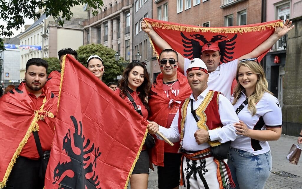 UEFA EURO 2024: Friedliches Fußballfest bei bestem Wetter in Düsseldorf