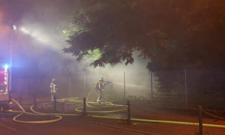 Brand in Kleingartenanlage — Feuerwehr Düsseldorf löscht brennende Gartenlaube