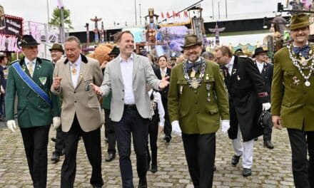 Eröffnung der Rheinkirmes: Trotz Regen großer Besucherandrang