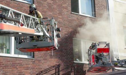 Feuer in Mehrfamilienhaus — Feuerwehr löschte Brand und versorgte eine Verletzte