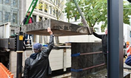 Gedenkstein am ehemaligen Standort der Großen Synagoge wieder aufgestellt