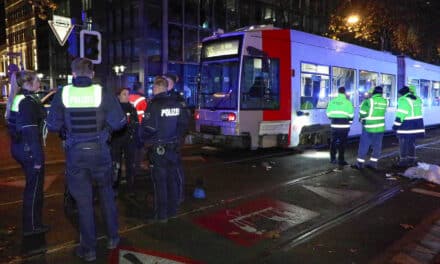 Person bei Unfall mit Straßenbahn in Düsseldorf schwer verletzt